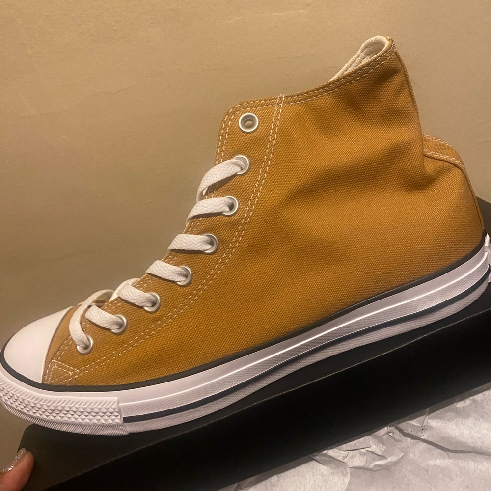 Men’s converse size 10.5 brand new never worn $55